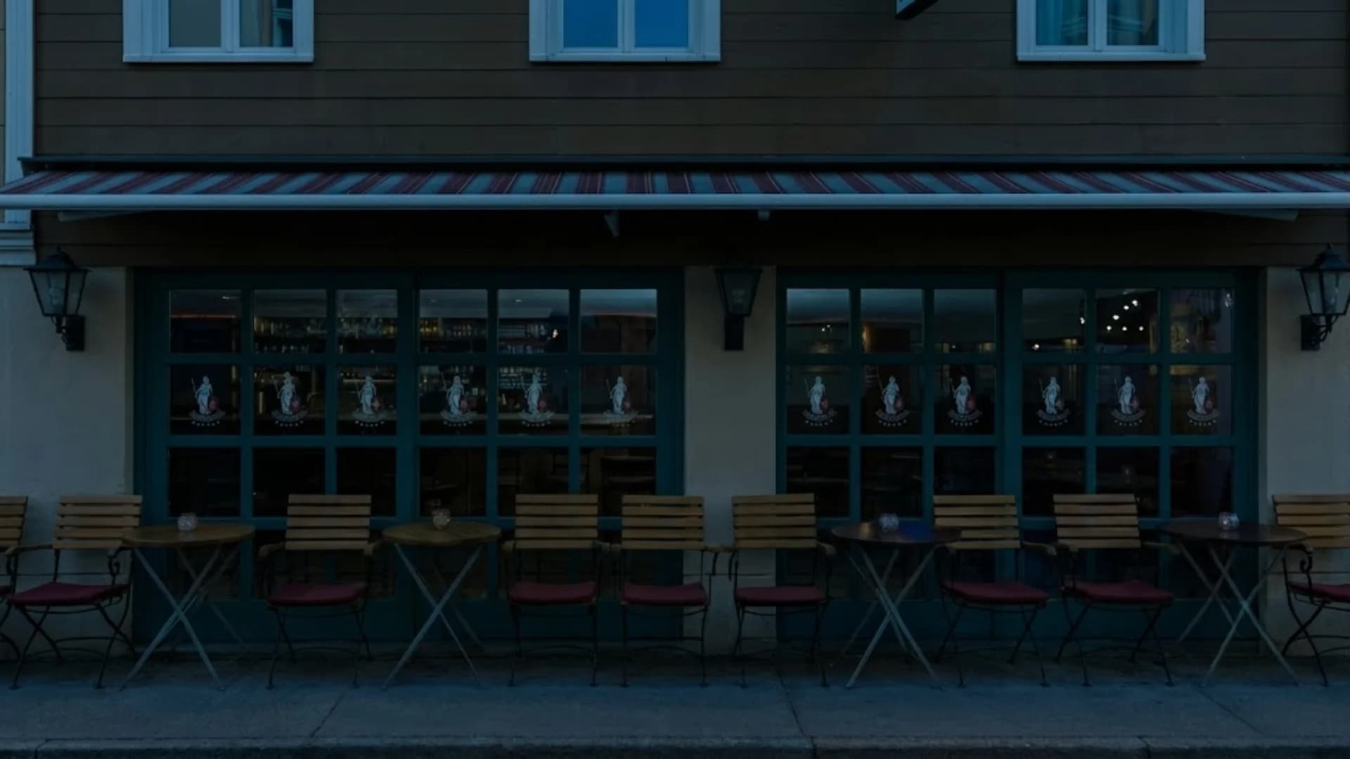 Das Helvetia Pub an der Behämsgasse 1 in Brienz am Abend